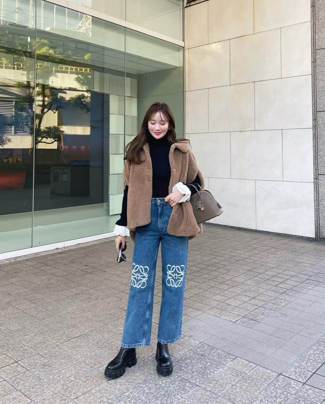 ___mikik___のインスタグラム：「🍂 急に寒くなっちゃってケープがぴったり🧸♡ 今日は特に寒かったね🌬️ ⠀ knit、cape…#HYEON denim…#loewe  boots…#prada bag…#hermes」