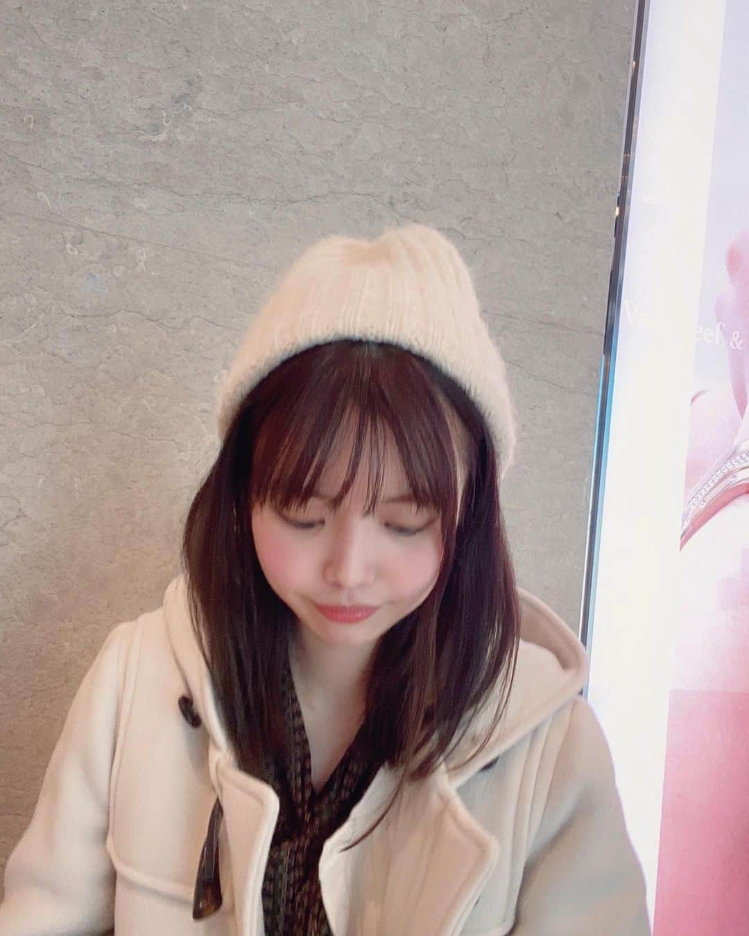 渕上舞のインスタグラム：「❄️ ⁡ ⁡ あったかニット帽⛄️ ⁡クローゼットの一番手前にあった冬物が白のものばかりでした🫢 すっかり寒くなって早くも冬物コートの出番ですね~😶‍🌫️ ⁡」