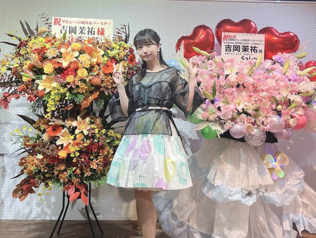 吉岡茉祐さんのインスタグラム写真 - (吉岡茉祐Instagram)「お花もたくさんありがとうございました💐  とってもカラフルで、キャラクターカラーに縛られない素敵な並び！！  これからもっとカラフルになるようにいろんな色になれるように頑張るよ💪  #まゆしぃホムパ」11月13日 21時15分 - yoshioka_mayuc