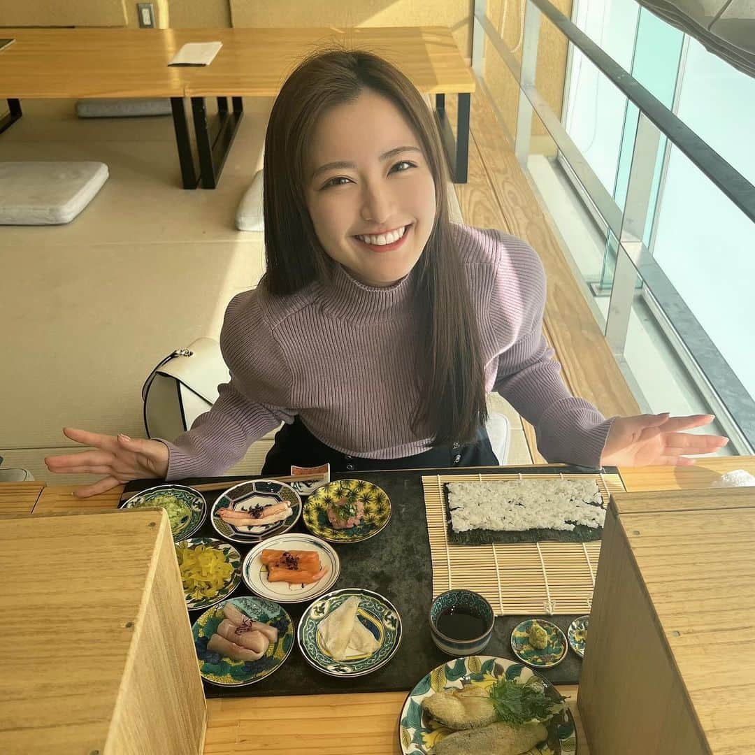 えのきさりなさんのインスタグラム写真 - (えのきさりなInstagram)「. 金沢では海鮮ばかり食べてました🐟  自分で好きなネタ選んで自分で巻き巻きできる 手巻き寿司専門店！おすすめ✨ #coil #coilkanazawa」11月13日 21時15分 - sarina_enoki
