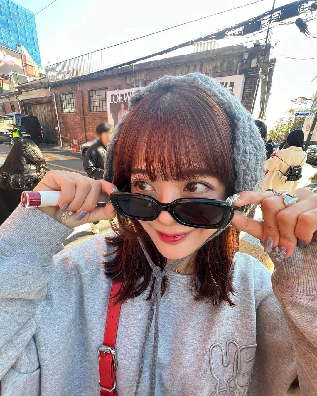 牛江桃子（ももち）さんのインスタグラム写真 - (牛江桃子（ももち）Instagram)「⁡ ⁡ 久々のプライベート韓国！🇰🇷 彼のBD旅🎂♡ ⁡ 現地調達したスウェット､形もデザインも可愛すぎた♡ そして弘大で買った1000円のイヤマフも大活躍でした✌️ ⁡ リルのもこもこアウターも大活躍！ハイネック＆フード付きis最強。毛布並みに暖かくて感動🥺🫶🏻 もうすぐ韓国行く子、ヒートテック＆もこもこ＆カイロ必須だよ！激さむ！🥶❄️ ⁡ ⁡ PS. 実は、韓国前に髪の毛切りました､､😋🎀 気付いてくれてdmくれた子ありがとう！嬉しかった♡ ⁡」11月13日 21時15分 - momochi.661