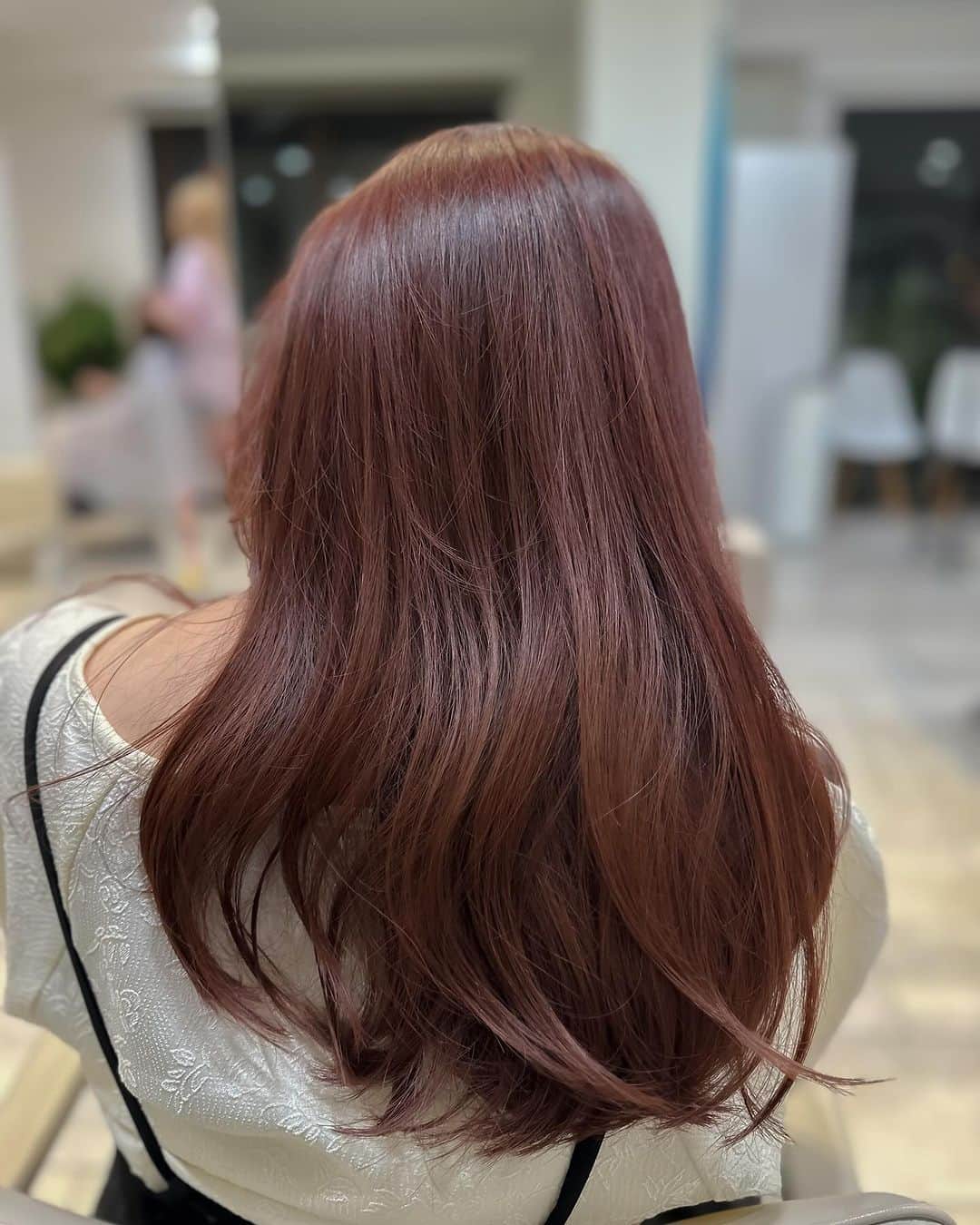 横井佑弥のインスタグラム：「Ruby chocolat beige  るびしょこ2023  軽やかで柔らかく温かみのあるcolor  今季のトレンド レッド、ベージュ、コーデにもぴったり  おすすめ☺︎  #やさしげ」