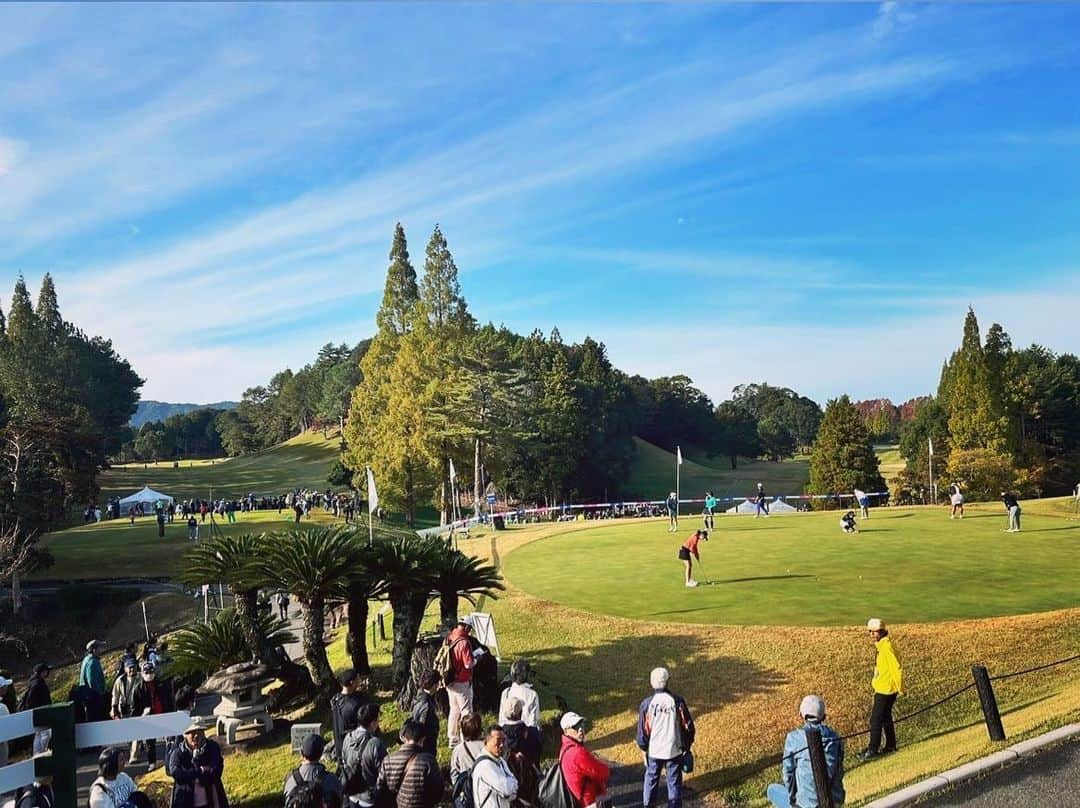 山村彩恵さんのインスタグラム写真 - (山村彩恵Instagram)「⛳️ 山口周南レディースカップ  75.72.74  47位タイ  今年もたくさんの応援、 本当にありがとうございました！！！  出場した試合、全て投稿すると決めて 今大会が今季最終戦となりました⛳️！  今年の出だしはどうなることかと思ったけど 終盤は自分らしくゴルフができてきていました🔥 (いや今回の試合も。笑)  スポンサー様はじめ、ギアメーカーの方々、 いつも応援してくださっている方々、 先輩、仲間、トレーナーさん、そして家族、 わたしに関わってくださってる皆さんのおかげで 1年間、試合に出続けることができました。  本当にありがとうございました！🔥  来週から来年度の試合に向けてのQTが始まるので そちらに集中してしっかり準備したいと思います✨  #山口周南レディースカップ  #周南カントリー倶楽部」11月13日 21時26分 - saensa629