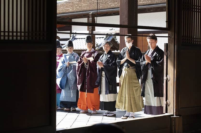 窪塚洋介さんのインスタグラム写真 - (窪塚洋介Instagram)「萬福寺 黄檗売茶流 〜文化祭〜  先週の土曜日、 京都の宇治にて、三木くんと一緒に、 装束着て参加させて頂きました🙏  文化を深く感じるお祭りで、 得るものがとても多かった。  書き下ろしたポエトリーリーディングで、 邦楽2.0の渥美幸裕との久々の共演も とても良き時間になりました✨  三木くんの装束姿での降臨LIVE素晴らしかったなあ👏 この日は11.11でDozan11の日だった。  御先代始め、関係者の皆さんに とても感謝しています。  //私の装束// 狩衣_至極色（しごくいろ） 指貫袴_赤橙（あかだいだい） 色合わせの名_蘇芳の襲（すほうのかさね）」11月13日 21時18分 - yosuke_kubozuka