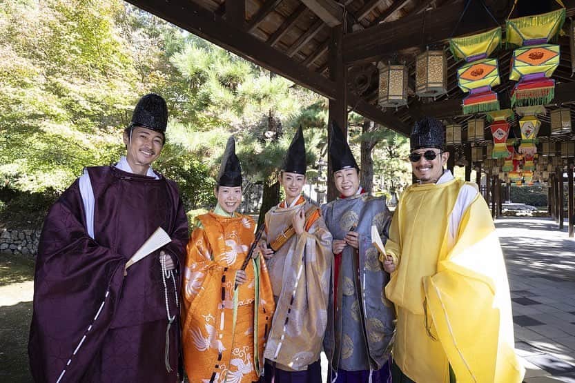 窪塚洋介さんのインスタグラム写真 - (窪塚洋介Instagram)「萬福寺 黄檗売茶流 〜文化祭〜  先週の土曜日、 京都の宇治にて、三木くんと一緒に、 装束着て参加させて頂きました🙏  文化を深く感じるお祭りで、 得るものがとても多かった。  書き下ろしたポエトリーリーディングで、 邦楽2.0の渥美幸裕との久々の共演も とても良き時間になりました✨  三木くんの装束姿での降臨LIVE素晴らしかったなあ👏 この日は11.11でDozan11の日だった。  御先代始め、関係者の皆さんに とても感謝しています。  //私の装束// 狩衣_至極色（しごくいろ） 指貫袴_赤橙（あかだいだい） 色合わせの名_蘇芳の襲（すほうのかさね）」11月13日 21時18分 - yosuke_kubozuka