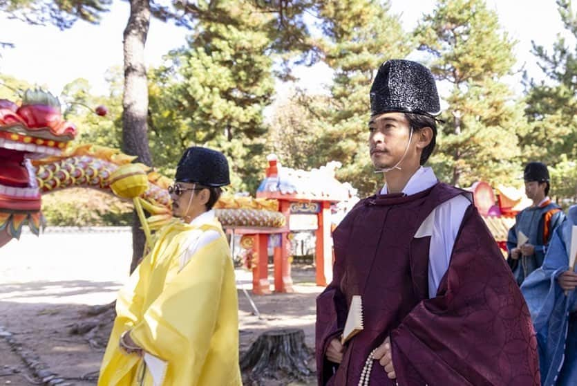 窪塚洋介さんのインスタグラム写真 - (窪塚洋介Instagram)「萬福寺 黄檗売茶流 〜文化祭〜  先週の土曜日、 京都の宇治にて、三木くんと一緒に、 装束着て参加させて頂きました🙏  文化を深く感じるお祭りで、 得るものがとても多かった。  書き下ろしたポエトリーリーディングで、 邦楽2.0の渥美幸裕との久々の共演も とても良き時間になりました✨  三木くんの装束姿での降臨LIVE素晴らしかったなあ👏 この日は11.11でDozan11の日だった。  御先代始め、関係者の皆さんに とても感謝しています。  //私の装束// 狩衣_至極色（しごくいろ） 指貫袴_赤橙（あかだいだい） 色合わせの名_蘇芳の襲（すほうのかさね）」11月13日 21時18分 - yosuke_kubozuka