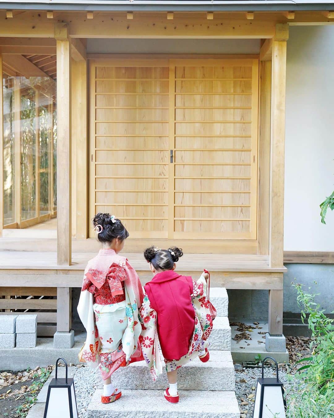 萩中ユウのインスタグラム：「次女の七五三👘 長女のときには何もわからずブカブカの袴を着させられてそこに座っていた次女が、2年経って今度は自分の七五三を迎えました。 着付けの直前まで七五三のことを「イチゴちゃん」だと思い込んでいた娘、お着物がイチゴ柄じゃなくて混乱してた。爆  けど、念願のお化粧はうすーく目を閉じてアイシャドウを塗ってもらい、リップは唇を尖らせすぎちゃう気合の入りよう。どの写真も嬉しそうでニッコニコな表情が可愛かった💞  下の子の成長は本当にあっという間すぎちゃうね。見逃してる瞬間がいっぱいあるかもしれない、雑な母でごめん！ だけど、私には勿体無いほど心優しく育ってくれている2人。よく「ありがたい」「ありがたいね」と口癖のように言う4歳2歳のふたりに笑っちゃう。  今日もお互いのお支度を褒めちぎりながら応援してる姉妹が微笑ましかったです。どうか健やかに、ふたりで手を繋いで大きくなってね🤝  ここには載せられないけど、家族写真の夫と私の表情が幸せそうで、なんか泣きそうになったな。 家族はやっぱりいいものです。  #七五三 #753 #姉妹 #familyphotography  .」