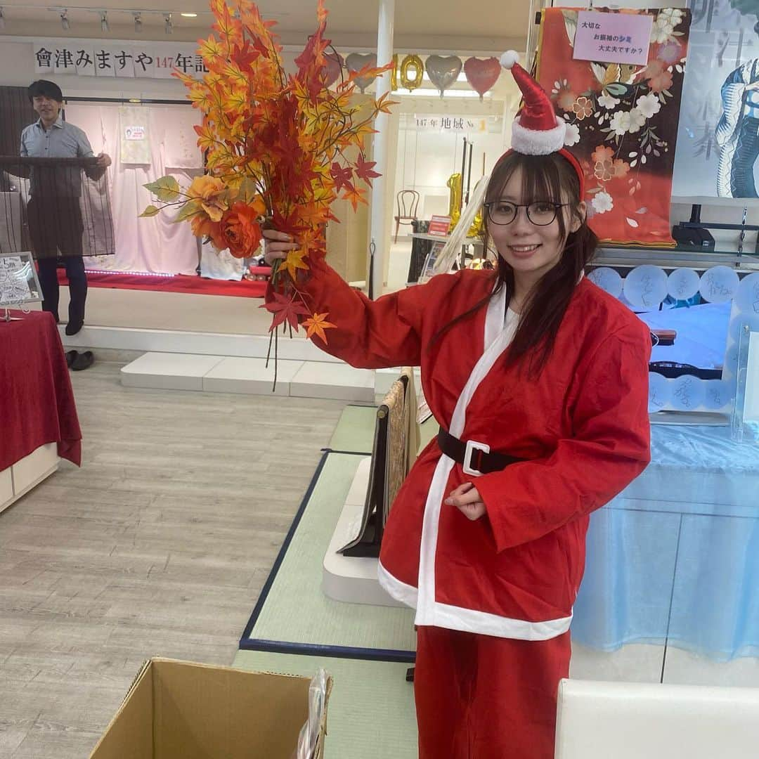 みますやのインスタグラム：「皆様こんにちは🎄 みますやの渡部です🎁  季節も秋から冬になりまして 紅葉からサンタの季節になってまいります🎅  店内クリスマスムードになっております💕 湯田サンタもルンルンで装飾してくれました🤣💯  #フリコレ#着物#きもの#キモノ#着物コーデ#着物ヘア#着物女子#振袖#成人式#ママ振#ママ振コーディネート#レトロ#レトロモダン#新作振袖#帯締め#振袖コーデ#帯揚げ#髪飾り#モダン#フリコレ会津#会津若松市#鶴ヶ城#オーダーレンタル#振袖購入#みますや会津若松店#Xmas#クリスマス」