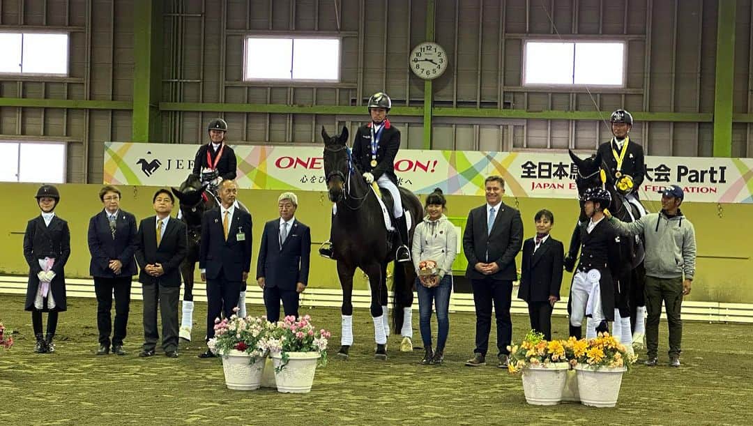 林伸伍さんのインスタグラム写真 - (林伸伍Instagram)「全日本馬場馬術選手権 5年ぶり4度目のチャンピオンとなることができました 東京オリンピック代表コンビとして２日間良い演技をしたかったですが自由演技でかなり物見をしてしまい納得いく演技ができなかったことは残念でした。 しかしながら馬事公苑リニューアルオープンイベントからのタイトなスケジュールをこなしてタイトルをもたらしてくれたスコラリに感謝です🙏 そして今大会では出場した4種目全て優勝することができました 頑張ってくれた全ての馬たち、サポート、応援していただいた全ての方々に心より感謝いたします。」11月13日 21時19分 - hayashingo0125
