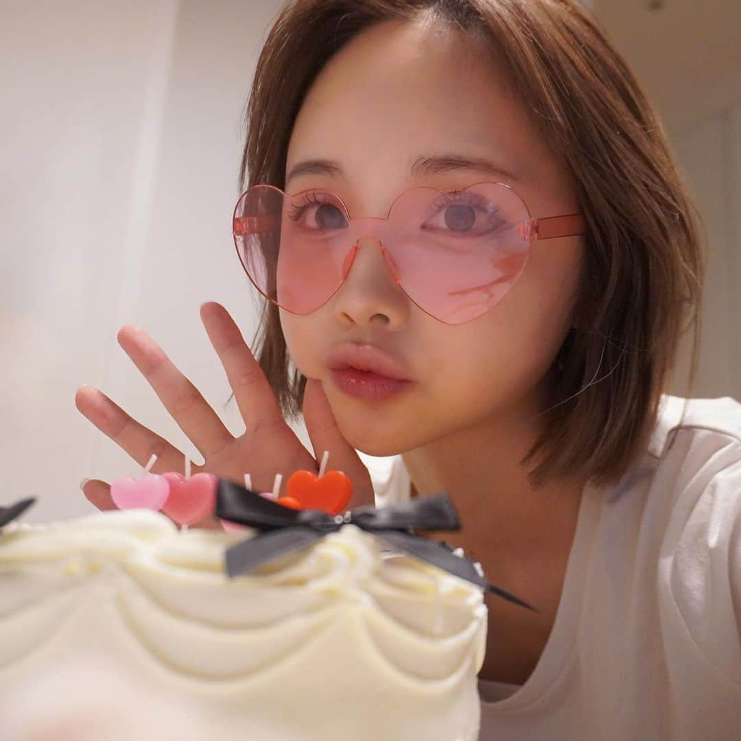 ソン・アミさんのインスタグラム写真 - (ソン・アミInstagram)「🎂order cake🎂 ホワイトケーキ頼んで自分でカスタムした❕💞 クリームの絞り方まで細かく設定出来るから 世界に一つのケーキが作れるのがすごく嬉しいいい〜🎶 ㅤ 可愛すぎて勿体無くて食べれな〜いと思ったら 秒で無くなってた^. .^ ੭（ケーキに足生えたんかな？） 何かイベントあったらまた頼もう🤍 ㅤ @cakewith_tokyo  #cakewith_pr #オーダーケーキ #オーダーケーキ専門店 ㅤ」11月13日 21時20分 - snam8_