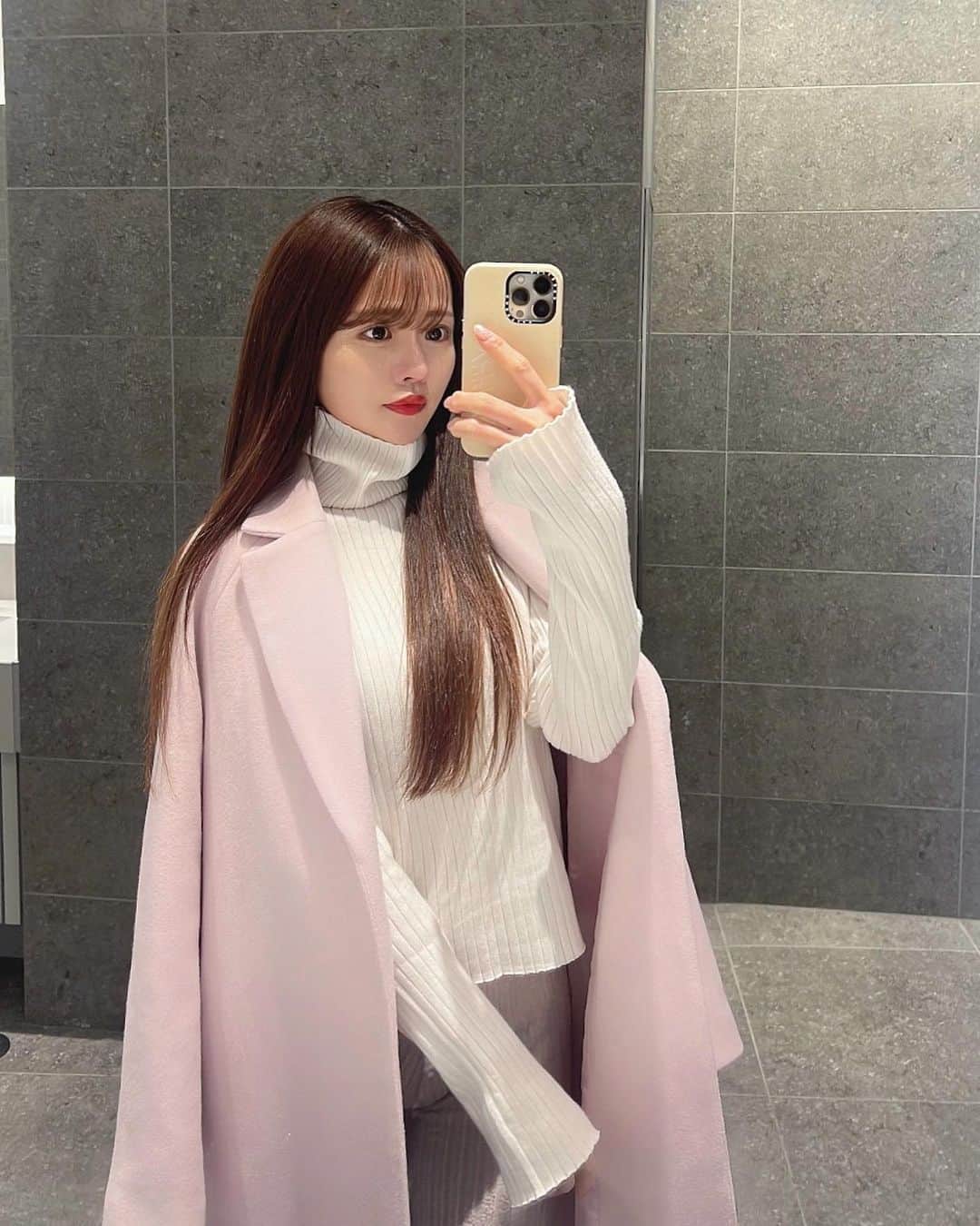 Isakoさんのインスタグラム写真 - (IsakoInstagram)「一気に冷えましたね🥹💓  @dinoble_official のリッチコートを プライベートで初着用しました🧥🍂  生地から縫製まで全てmade in Japanの 高級コート🪡💓  軽くてあたたかくて、着心地抜群🥹✨ これから大活躍しそうです☺️  こちらのコート、 今ならすぐにお届けができます🧥🍂  #コート #アウター #ウール #woolcoat #コートコーデ  #アウターコーデ #ピンク」11月13日 21時21分 - ichaaako