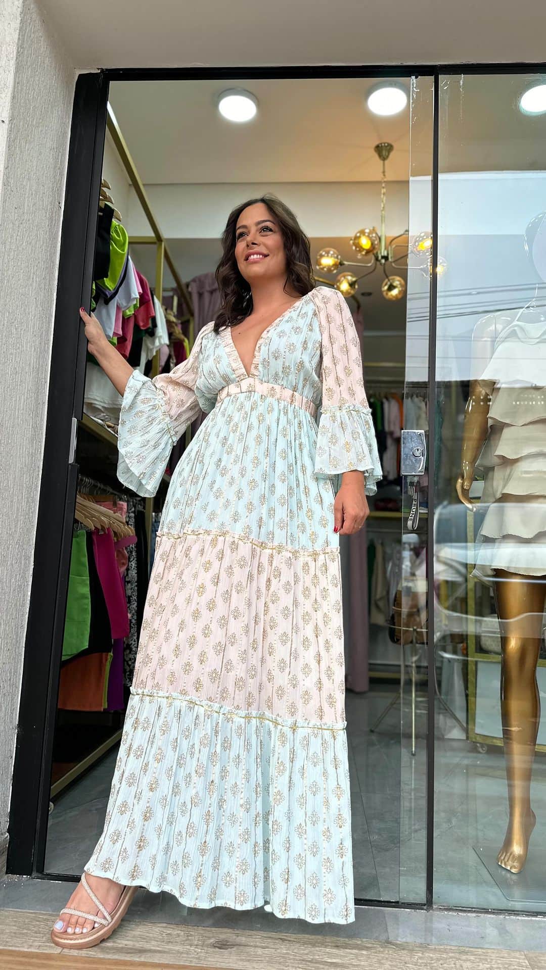 ラリッサ・リケルメのインスタグラム：「✨ Los pasitos pequeños también te llevan a metas muy grandes ✨  Lunes.. arrancamos con este #look hermoso 🤩 @mioutfityapy les gusta..?」
