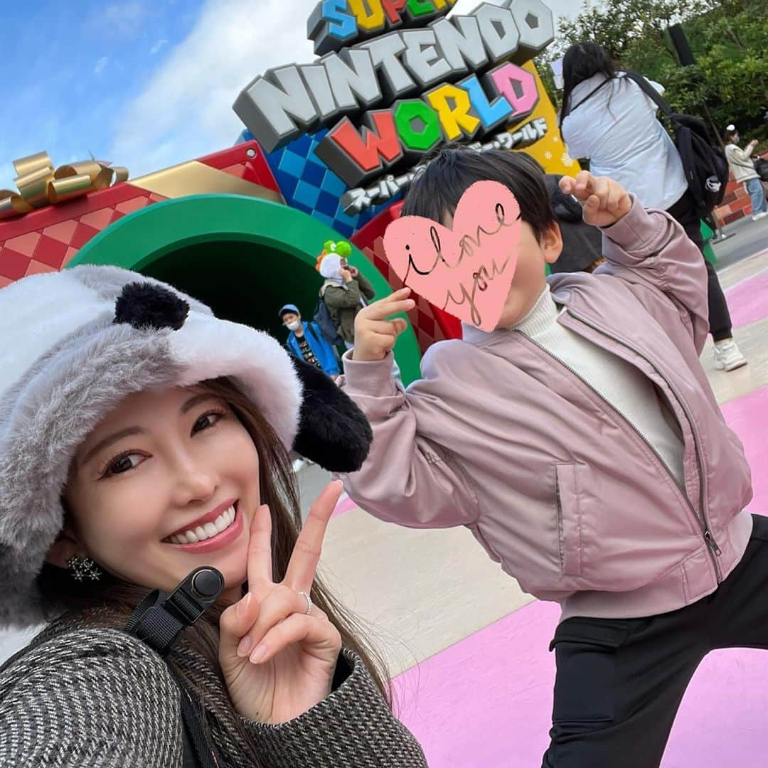 清水愛美さんのインスタグラム写真 - (清水愛美Instagram)「息子くん初のUSJ🌏💞  行きたかった スーパー・ニンテンドー・ワールド にもいけました🥰 もちろんExpressパスを購入して😅 (並ぶのが苦手なので) ヨッシーアドベンチャーは 怖がることなく楽しめました💞  ジョーズとミニオンにも 乗ったけどまだ早かったみたいです🥲  でもジェラシックパークも行けて 満足そうだったのでよかったです☺️🫶💞 ジェラシックパークエリアの キッズプレートにテンション上がってました！恐竜🦕好きのお子様にはおすすめですよ！🫶💞 #ユニバ #usj #子連れユニバ #子連れusj」11月13日 21時23分 - manami_s0902