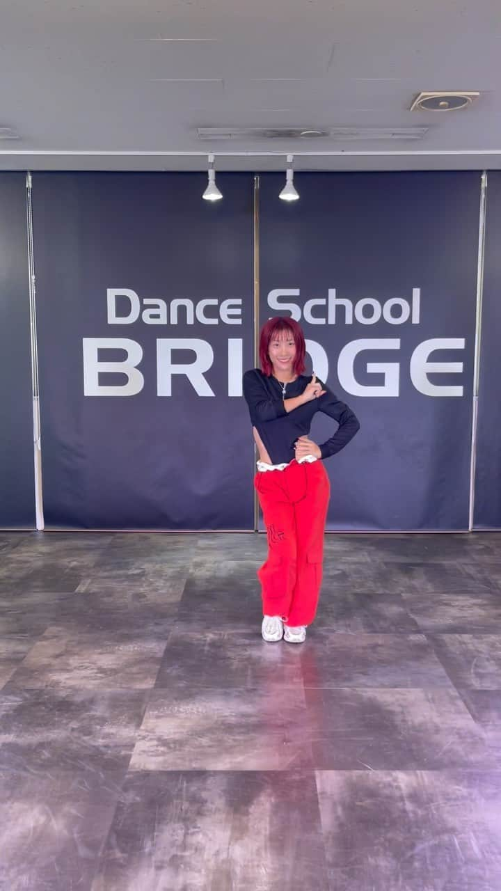 HANAのインスタグラム：「🎧 DING DONG / TWICE 🏠 @danceschoolbridge  choreo / me @banghana   . . . .  #TWICE #dance #dancer #momo #banghana #트와이스 #모모 #choreo #choreography  #댄스 #춤 #banghanachoreography  #jazz #hiphop #kpop #originalchoreography  #JAZZFUNK #dingdong」