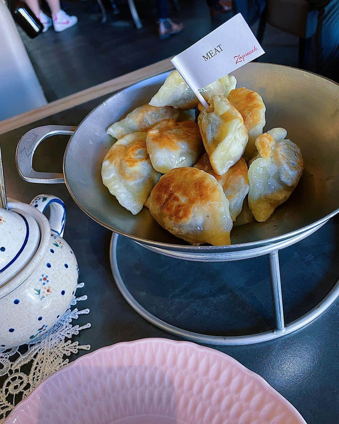 彩希エリナさんのインスタグラム写真 - (彩希エリナInstagram)「Polish fried dumplings"Pierogi"  ザ・ポーランド料理👩‍🍳が食べたくて、何度も目にして気になっていたお店Zapiecekへ。  ポーランド風餃子🥟ボイルした物もあったけど、私は焼きの方をオーダーして食べたよ🍴  ミートパイみたいな感じで美味しかった☺️✨  結構ボリューミーで後半フードファイトwwww  #travel #travelphotography #traveler #traveldiaries #traveltheworld #europe #poland #zapiecek #dumplings #pierogi #food #meal #旅 #旅行 #海外旅行 #旅行記 #旅行好き女子 #海外旅行大好き #海外旅行記 #海外旅行好きな人と繋がりたい #ヨーロッパ #ヨーロッパ旅行 #ポーランド #ワルシャワ #ポーランド風餃子 #ピエロギ #料理 #ご飯 #食べ物 #焼き餃子」11月13日 21時34分 - erina_saiki