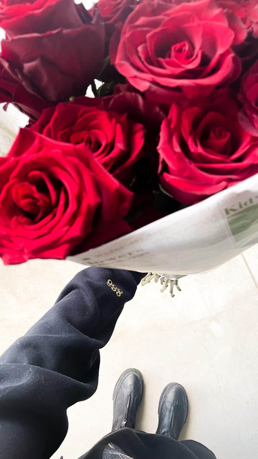AZのインスタグラム：「蠍座新月。888 Resurrection には赤い薔薇が似合います🕯️🌹✨  888スウェットは完売しました。ありがとうございました！  引き続き、888キャンドル、お香はATOZオンラインストアで販売しています。♾️  2023.11.13 RESTOCK @atoz_fortune   #蠍座新月#新月#復活#エナジーキャンドル#儀式#888キャンドル#レザレクション#復活祭#自分のための時間#お香占い#灰占い#花のある生活 #キャンドルのある暮らし #お香のある暮らし #888#Resurrection#nightrituals #ritual#newmoon#newmoonritual」