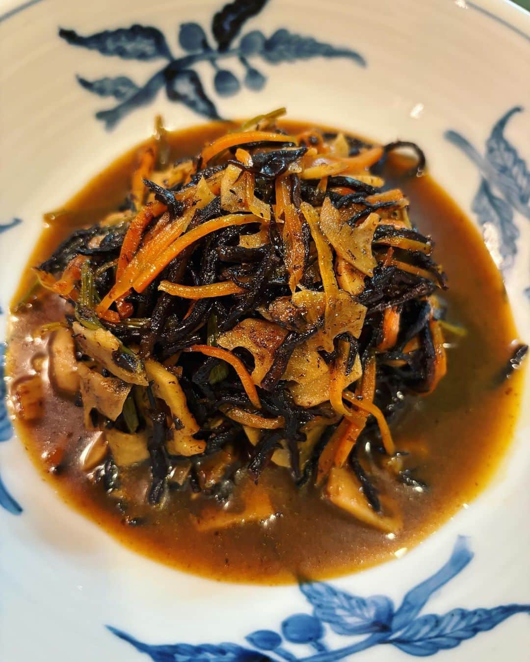 のインスタグラム：「うちの定番ヒジキの煮物。いつもレシピ通りではなく適当に作っている…ので、味は軽く日々違うはずなのにママの味しか嫌だと外のヒジキを食べようとしないうちの子達🤪なんで？w甘めだからかな。今日はいつにも増して人気だったのでアップしてみたけど、レシピは適当なので書けない😅 今日はレンコンとほうれん草入れてみたけど、子供3人ともちゃんと食べたので今後も入れようw てなわけで、今日の夕飯の一皿でした。 おやすみなさい😙 #ヒジキ #定番料理 #和食」