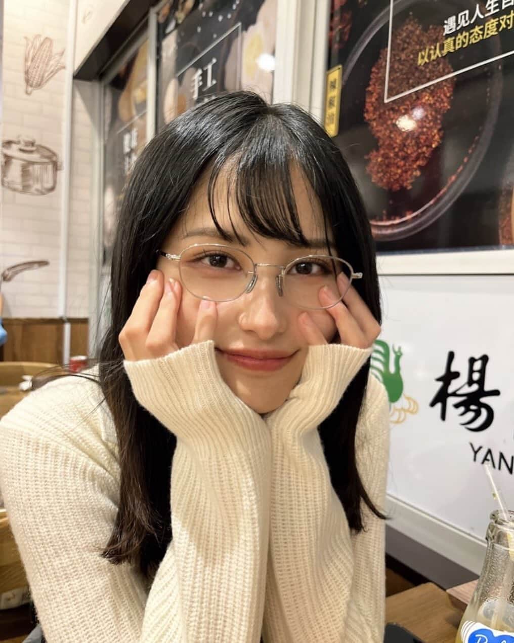 池谷実悠のインスタグラム：「老眼の予感がする今日この頃。  麻辣湯ばかり食べています。  #テレ東 #アナウンサー」