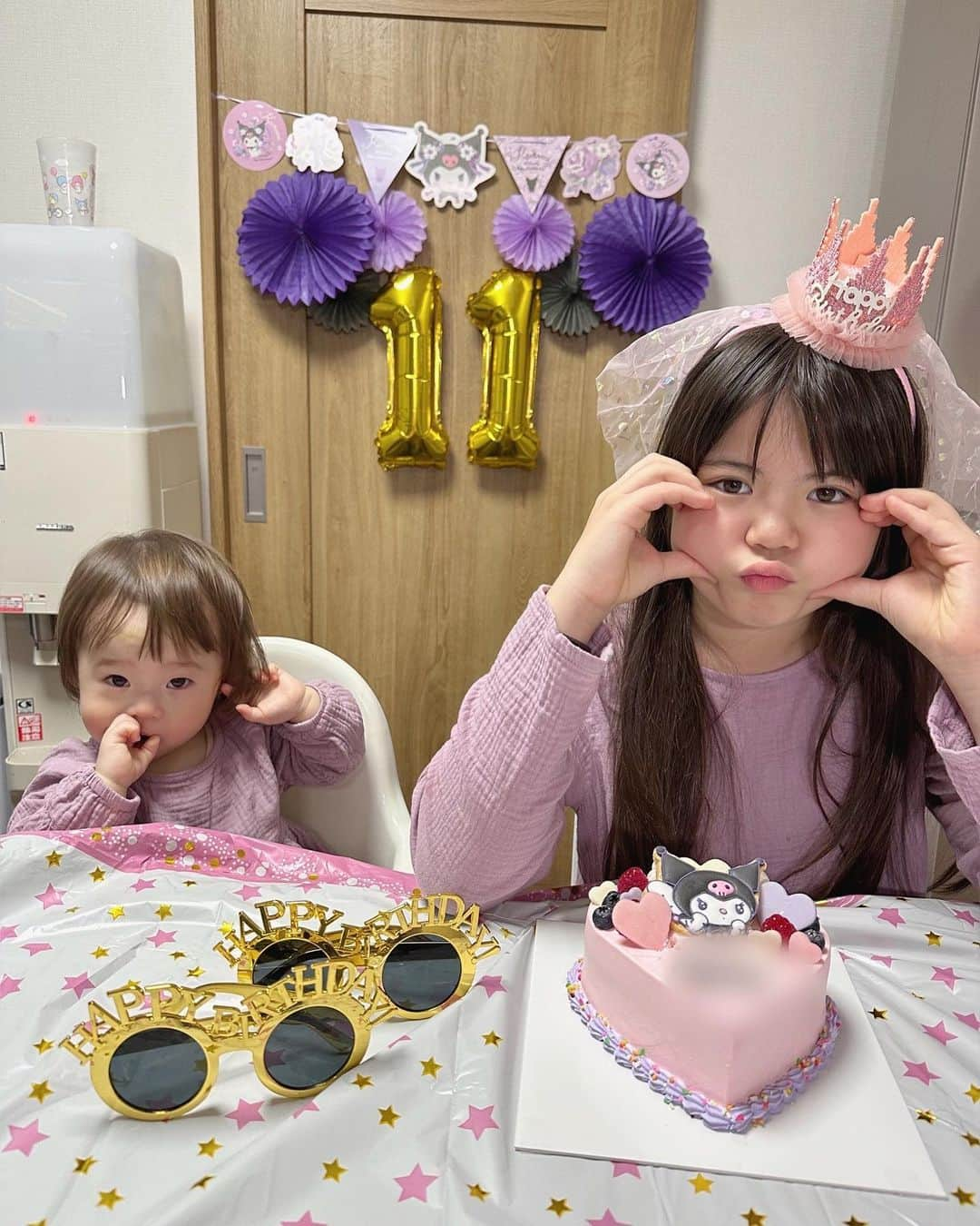 おかんとむすめさんのインスタグラム写真 - (おかんとむすめInstagram)「.  ねぇねお誕生日おめでとう🩷  いつまでも小さくて可愛い娘だと 思い込んでいた(思い込みたい) 部分もあったけど、、、改めて 娘は自分とは違う感性や違う価値観、 違う意見をもつ1人の人間なんだと 再確認することが多い1年でした。  娘が大人になりつつある中で より真剣に本気で向き合うことが 増えてきて、本当に私自身も 成長させられてるなと 感じる日々です🎂👵🏻  子供をもつこと、 1人の人間を育てること、 簡単なことではないけれど 最高に可愛くて楽しい‼️✨  そうやって思えるのは 間違いなくねぇねのおかげです。  11才おめでとう🫶 ママにさせてくれてありがとう🫶 これからもよろしくね🫶  そしてメッセージくださった皆さん、 ありがとうございます😭✨  #長女 #誕生日 #11才 #おかんとむすめ」11月13日 21時27分 - okanmusume