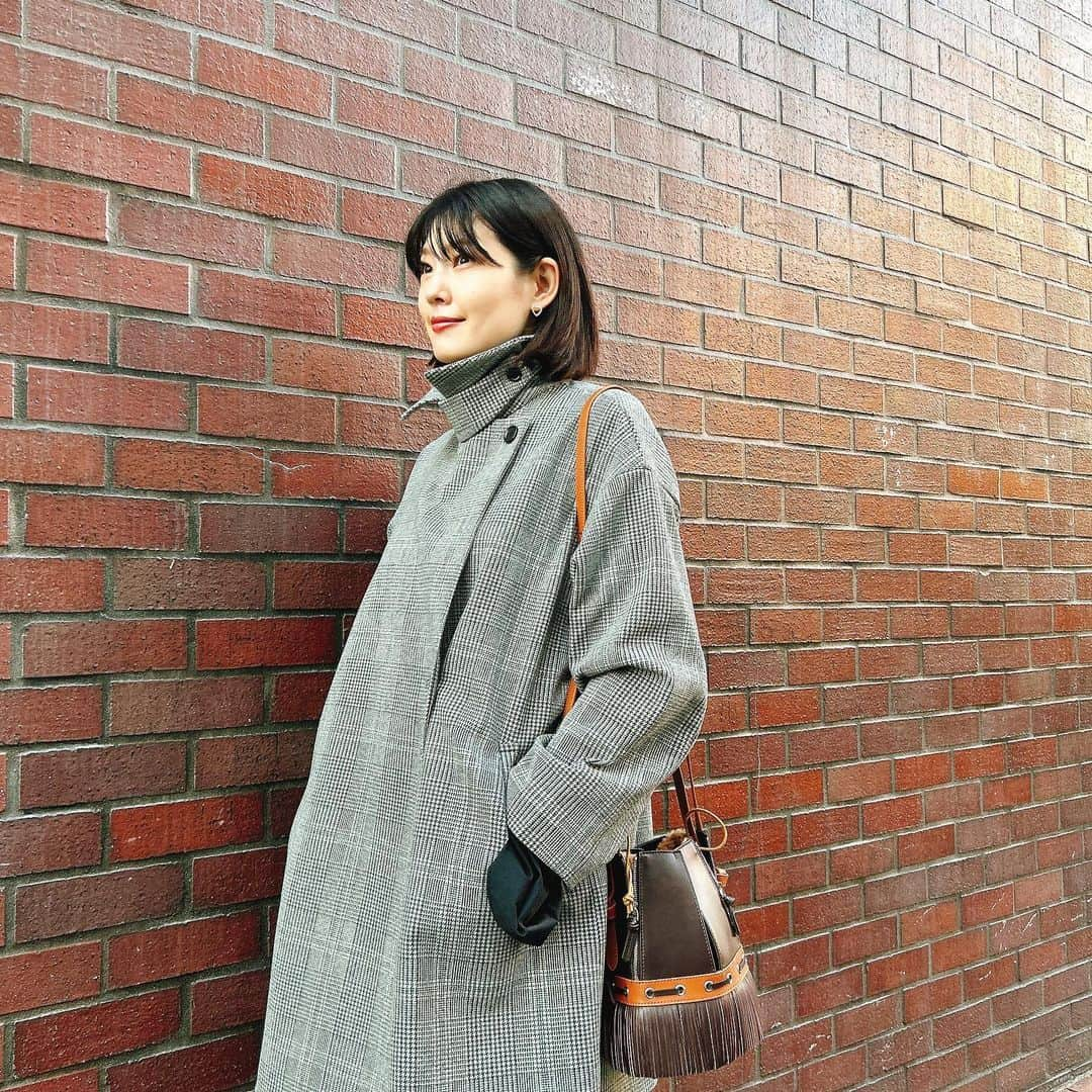 森貴美子のインスタグラム：「秋が早足で駆け抜けていく季節🍂 この前までシャツ一枚だったのに、もうアウターなしではいられないね🥶  @elura_official のウールライクコート。グレンチェックと襟元のデザインがお気に入り🩶🤍  バッグは　@the_dilettante_official   #エルーラ　#elura  #thedilettante」