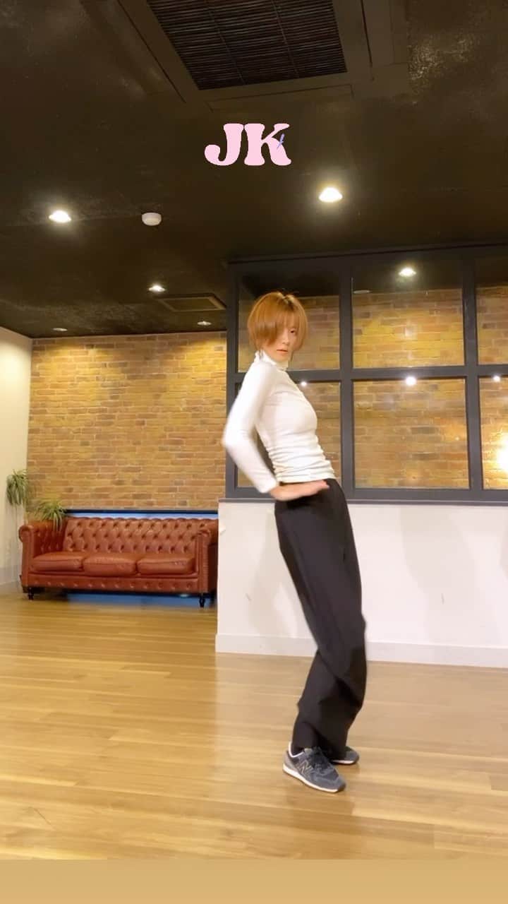 のインスタグラム：「機会があって1人でも踊ってみたものの... 정국 3D サビ　K-pop dance  ちょっと前のレッスンでこのサビしたんだけど ２週間ぶりぐらいにしたら体は忘れていた😂  昔から振りを覚えるのは早い方なんだけど 忘れるのも早いからずっと覚えてられないんです  宝塚の時も宝塚と東京の公演が終わったら 振りはすぐ忘れていました😅(勝手に) これは特技なのか...🤔  #大凪真生 #kpop #dance #3d #宝塚 #宝塚og #reels  #reelsinstagram」