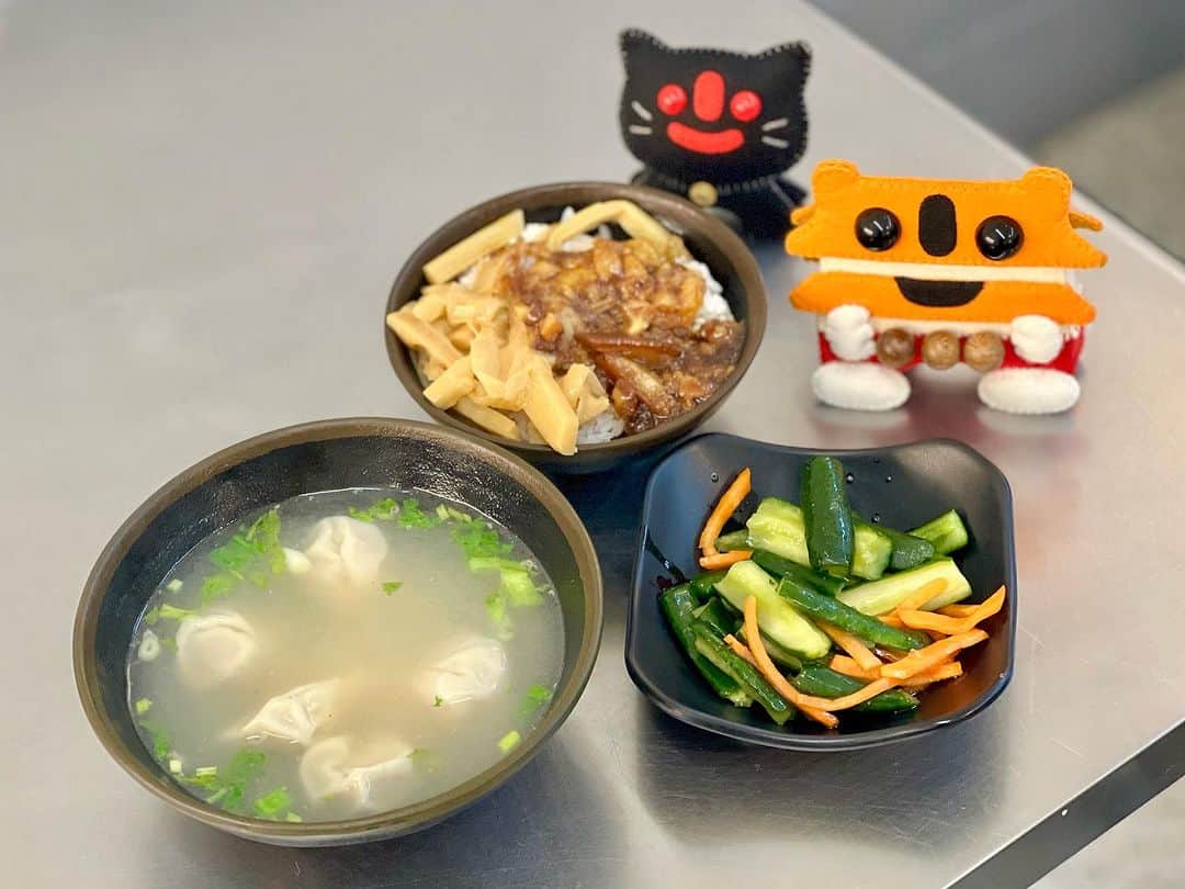 大石暁規のインスタグラム：「餛飩湯、滷肉飯、小黄瓜」