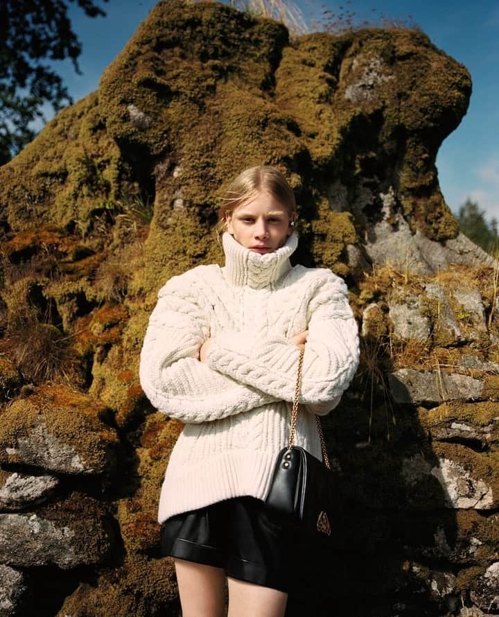 AnOther Magazineのインスタグラム：「Windy autumnal days in Sarah Burton's fiercely beautiful @alexandermcqueen 🌬️🍂⁠ ⁠ Taken from the Autumn/Winter 2023 issue of AnOther Magazine. See the full story at the link in bio 📲⁠ ⁠ Photography by @ben_toms ⁠ Styling by @rebeccaperlmutar ⁠ Hair and make-up by @yuminakadadingle ⁠ Model @rafecranerobinson ⁠ Casting by midlandagency ⁠ Printing by @artfuldodgersimaging ⁠ Production by @lawless_image ⁠ Post production by @_thehandofgod」