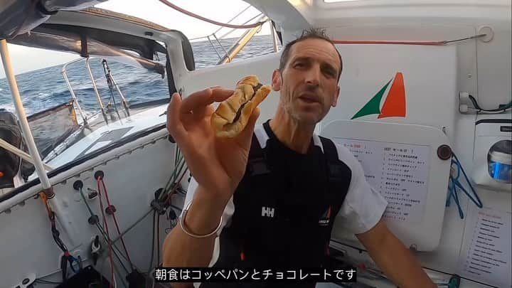 白石康次郎のインスタグラム：「【Transat Jacques Vabre】  🇯🇵トランザットジャックバーブル7日目、朝食はコッペパンです。風も徐々に安定してきました。  🇬🇧Bread and chocolate and peanuts butter for breakfast. The wind is finally steadier  🇫🇷 Pain au lait et Chocolat pour Thierry, et Beurre de cacahouète pour Kojiro. Le portant est un peu plus stable ce matin.  @sailingteamdmgmori #dmgmorisailingteam #kojiroshiraishi #白石康次郎 #IMOCA #transatjacquesvabre」