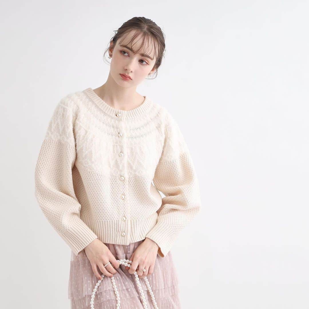 のインスタグラム：「KNIT KNIT KNIT ⁡ ˗˗˗˗˗˗˗˗˗˗˗˗˗˗˗˗˗˗˗˗˗˗˗˗˗˗˗˗˗˗˗˗˗˗˗˗˗˗˗˗˗˗˗˗˗˗˗˗˗˗˗˗˗˗˗˗˗˗˗˗˗˗ ⁡ 前後2WAYで着られる求心柄ニット。 パールボタンがきれい見えするポイント♪ ⁡ 🏷️508-17043 ¥5,500 【前後2WAY着用可能】フェザーカーディガン ⁡ ⁡ ⁡ オンラインサイトは プロフィールTOPリンクよりご覧ください🔗 → @couturebrooch_official  ⁡ ˗˗˗˗˗˗˗˗˗˗˗˗˗˗˗˗˗˗˗˗˗˗˗˗˗˗˗˗˗˗˗˗˗˗˗˗˗˗˗˗˗˗˗˗˗˗˗˗˗˗˗˗˗˗˗˗˗˗˗˗˗˗˗˗˗˗˗˗˗ #couturebrooch #クチュールブローチ #2023winter  #高見え #プチプラ #フェミニン #冬 #winter #冬コーデ  #ニット #ニットコーデ #冬ニット #ニットトップス #求心柄ニット」