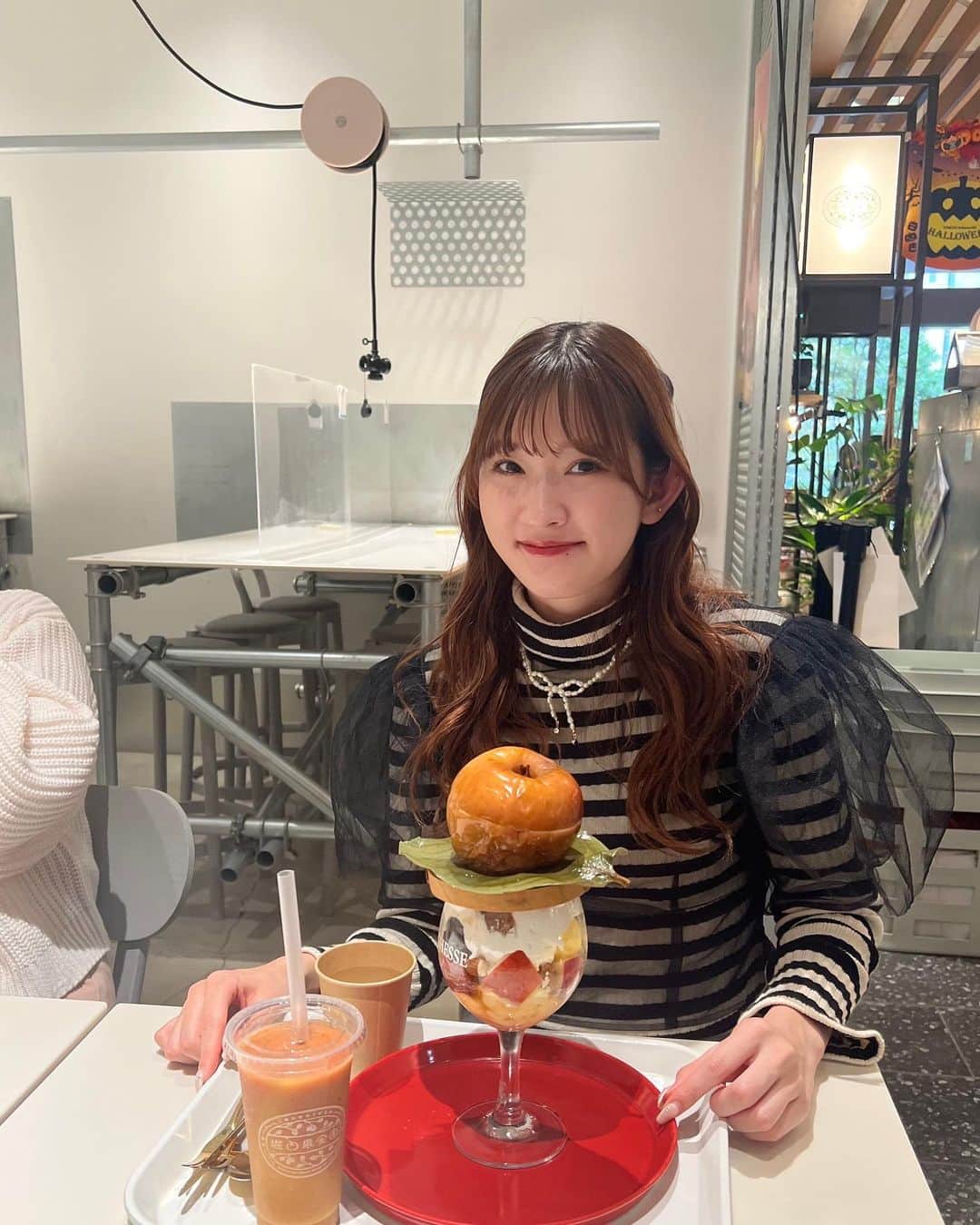 川村文乃さんのインスタグラム写真 - (川村文乃Instagram)「今夜24:59~放送の MBS「西乃風ブラン堂」は 奈良県五條市の堀内果実園について🍊🍍  収録後植村さんと一華ちゃんと パフェ食べに行きました☺️  焼きりんご園とももすももスムージー🍑  #ANGERME#アンジュルム#川村文乃#西乃風ブラン堂#堀内果実園」11月13日 21時38分 - ayano_kawamura.official