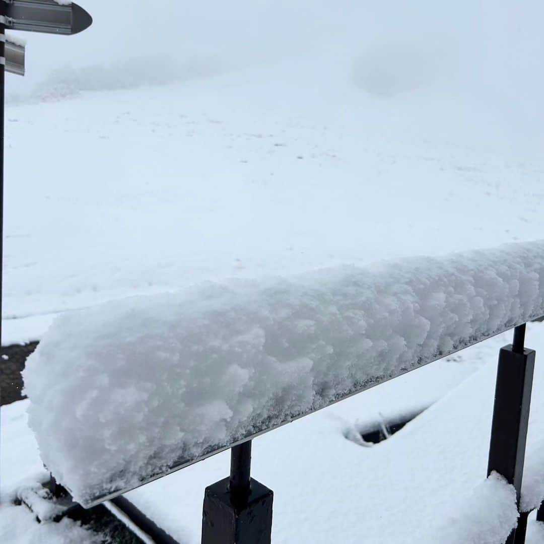 白馬八方尾根スキー場のインスタグラム：「うさぎ平テラスの積雪です❄ 皆さまに存分にお楽しみいただけるよう、冬シーズンの準備を急ピッチで進めています！  #白馬 #白馬八方尾根 #スキー #スキー場 #スノボ #冬 #winter #snow」