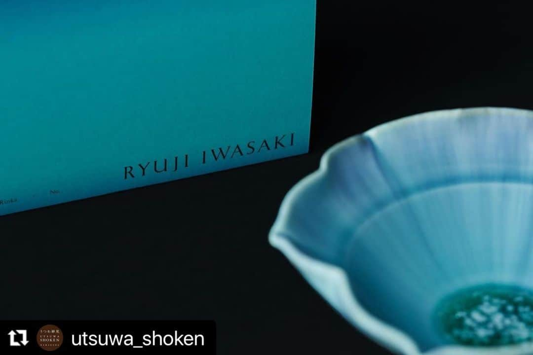 岩崎龍二さんのインスタグラム写真 - (岩崎龍二Instagram)「日本橋三越さんでのコラボレーションイベント いよいよ15（水）から始まります。 . 僕の器は アートディレクターの関戸貴美子さんデザインの お箱 「御福包み輪花鉢」として完成しました。 中に入れる輪花鉢は4種類作らせていただきました。 その名前の通り お花を贈るような気持ちで幸せを願う気持ちを込めて どの輪花鉢が入ってるのか 開ける時の楽しみも含めてお楽しみいただけたら嬉しいです。 限定数での販売ですのでお早めにお求め下さい。 . . #Repost @utsuwa_shoken with @use.repost ・・・ 三越創業350周年を記念して、「うつわ祥見 KAMAKURAセレクト　贈る。祝う。」を開催致します。日本橋三越本店 本館5階 クリエーターズテーブルにて、贈ること、祝うことをテーマに15人の作家もののうつわが集います。  フロントステージでは、作家とクリエーターのコラボレーションによる、本展のために制作したオリジナルデザインギフトをご紹介いたします。   〈作家×クリエーター コラボ） CERAMIST 岩崎龍二 × ART DIRECTOR 関戸貴美子  岩崎龍二 御福包み輪花鉢  大阪で作陶する陶芸家・岩崎龍二は伝統工芸の世界で技術を磨き、数々の受賞を重ねてきました。 美しい色合いとやわらかな質感のうつわは、世代を超えて人気が広がっています。 この度は、三越創業350周年を記念して、グラデーションの一際美しい輪花鉢を制作。アートディレクター・関戸貴美子氏とのコラボレーションにより、美しい心を包むような「御福包み輪花鉢」としてご紹介します。数に限りのある特別限定品です。歳の暮や新年のご挨拶にも、お勧めのギフトとなります。 大切な方に、自分へのご褒美に。贈り物やお祝いにふさわしく、気持ちが高まるような、「このとき、ここでしか出合えないワクワク」が凝縮した展覧会となります。どうぞお出かけください。  コラボレーション写真　船本諒氏  三越創業350周年記念「うつわ祥見 KAMAKURAセレクト　贈る。祝う。」 会期：2023年11月15日（水）～11月28日（火） 時間：午前10時～午後7時 会場：日本橋三越本店 本館5階 クリエーターズテーブル　東京都中央区日本橋室町1-4-1 出展作家：荒川真吾／岩崎龍二／尾形アツシ／小野哲平／小山乃文彦／河合竜彦／郡司製陶所／志村睦彦／田鶴濱守人／八田亨／升たか／巳亦敬一／宮岡麻衣子／萌窯／吉田直嗣    #荒川真吾#岩崎龍二#尾形アツシ#小野哲平#小山乃文彦#河合竜彦#郡司製陶所#志村睦彦#田鶴濱守人#八田亨#升たか#巳亦敬一#宮岡麻衣子#萌窯#吉田直嗣#渡邊裕文#関戸貴美子#橋詰冬樹#うつわ祥見KAMAKURA #gift」11月13日 21時41分 - iwasakiryuji