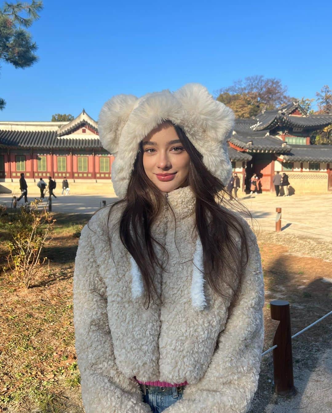ダシャ・テゥアランさんのインスタグラム写真 - (ダシャ・テゥアランInstagram)「If you see a girl in Seoul wearing a big bear hat-that's me lol~ 창덕궁에 다녀왔어요♡ 한국의 전통적인 건물들이 너무 예뻤어요 ㅎㅎ 여러분들 한국에 있는 다른 이쁜 전통적인 장소를 더 아시면 알려주세요⋆˙⟡♡」11月13日 21時41分 - taaarannn