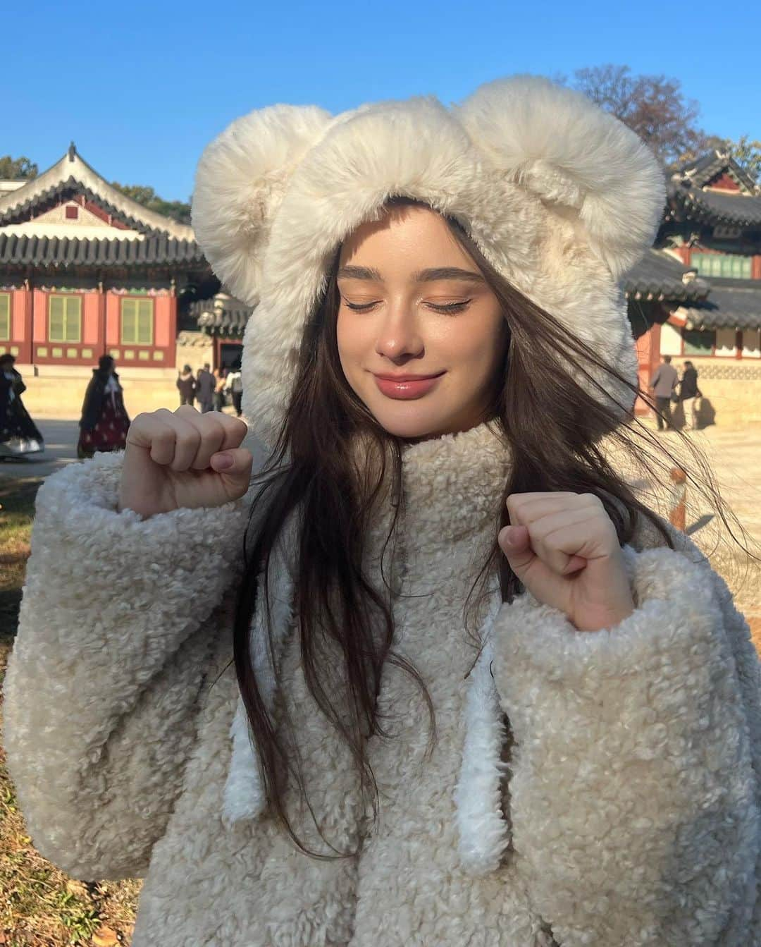 ダシャ・テゥアランさんのインスタグラム写真 - (ダシャ・テゥアランInstagram)「If you see a girl in Seoul wearing a big bear hat-that's me lol~ 창덕궁에 다녀왔어요♡ 한국의 전통적인 건물들이 너무 예뻤어요 ㅎㅎ 여러분들 한국에 있는 다른 이쁜 전통적인 장소를 더 아시면 알려주세요⋆˙⟡♡」11月13日 21時41分 - taaarannn