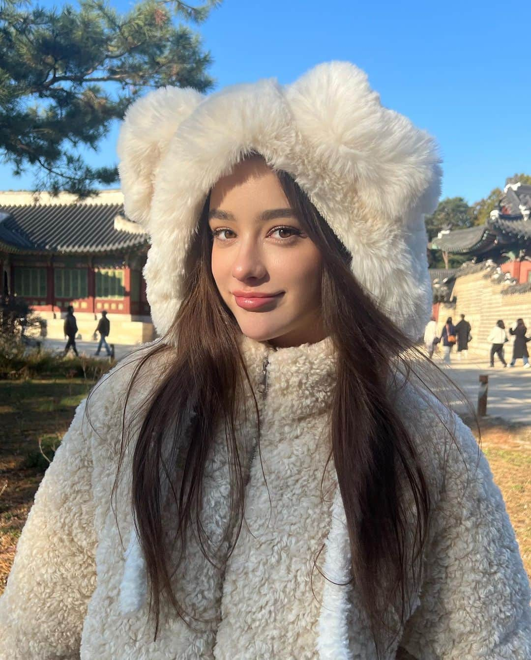 ダシャ・テゥアランさんのインスタグラム写真 - (ダシャ・テゥアランInstagram)「If you see a girl in Seoul wearing a big bear hat-that's me lol~ 창덕궁에 다녀왔어요♡ 한국의 전통적인 건물들이 너무 예뻤어요 ㅎㅎ 여러분들 한국에 있는 다른 이쁜 전통적인 장소를 더 아시면 알려주세요⋆˙⟡♡」11月13日 21時41分 - taaarannn