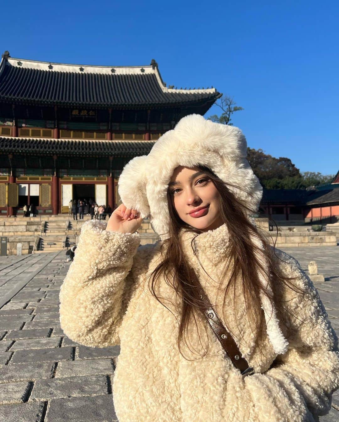 ダシャ・テゥアランさんのインスタグラム写真 - (ダシャ・テゥアランInstagram)「If you see a girl in Seoul wearing a big bear hat-that's me lol~ 창덕궁에 다녀왔어요♡ 한국의 전통적인 건물들이 너무 예뻤어요 ㅎㅎ 여러분들 한국에 있는 다른 이쁜 전통적인 장소를 더 아시면 알려주세요⋆˙⟡♡」11月13日 21時41分 - taaarannn