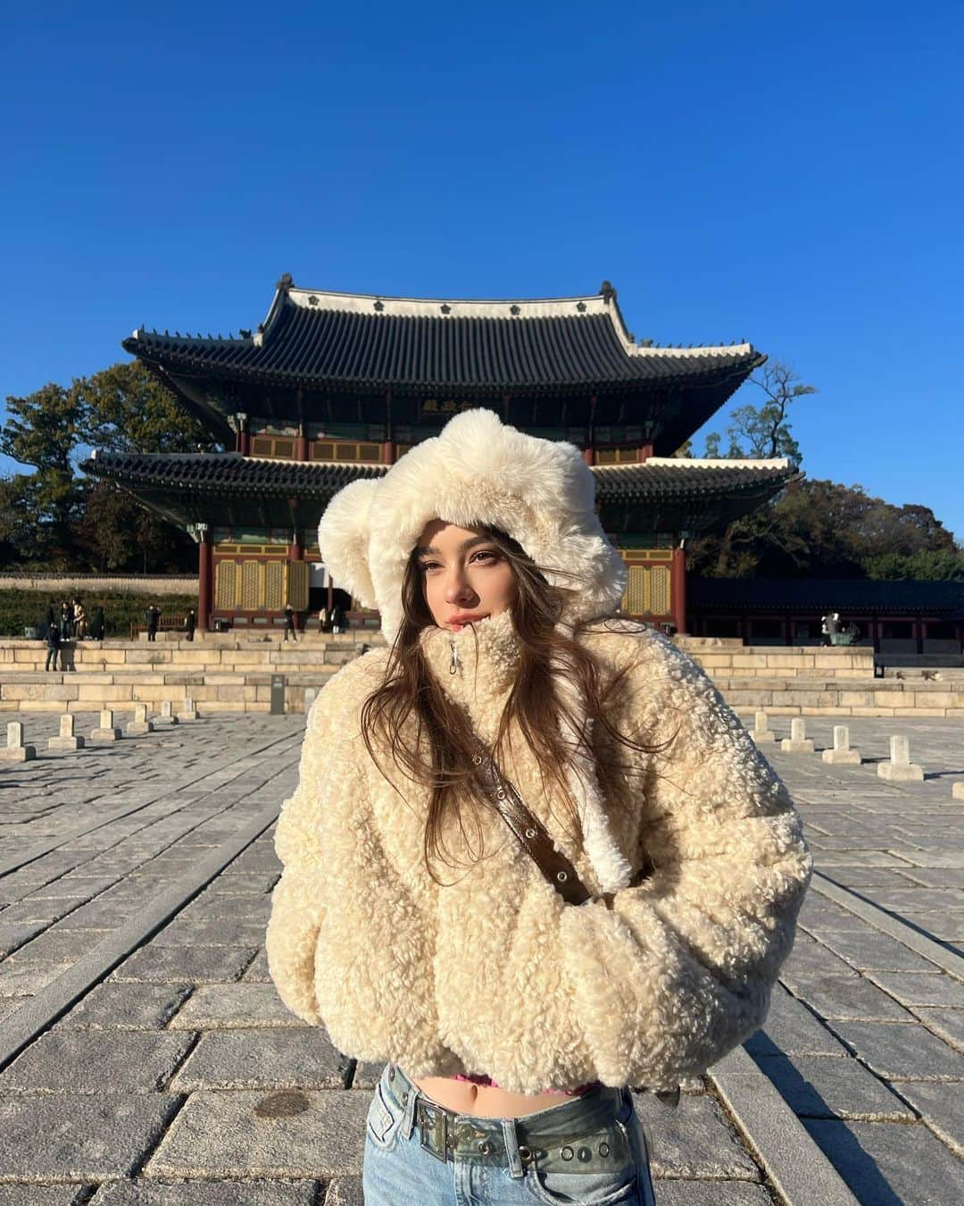 ダシャ・テゥアランさんのインスタグラム写真 - (ダシャ・テゥアランInstagram)「If you see a girl in Seoul wearing a big bear hat-that's me lol~ 창덕궁에 다녀왔어요♡ 한국의 전통적인 건물들이 너무 예뻤어요 ㅎㅎ 여러분들 한국에 있는 다른 이쁜 전통적인 장소를 더 아시면 알려주세요⋆˙⟡♡」11月13日 21時41分 - taaarannn