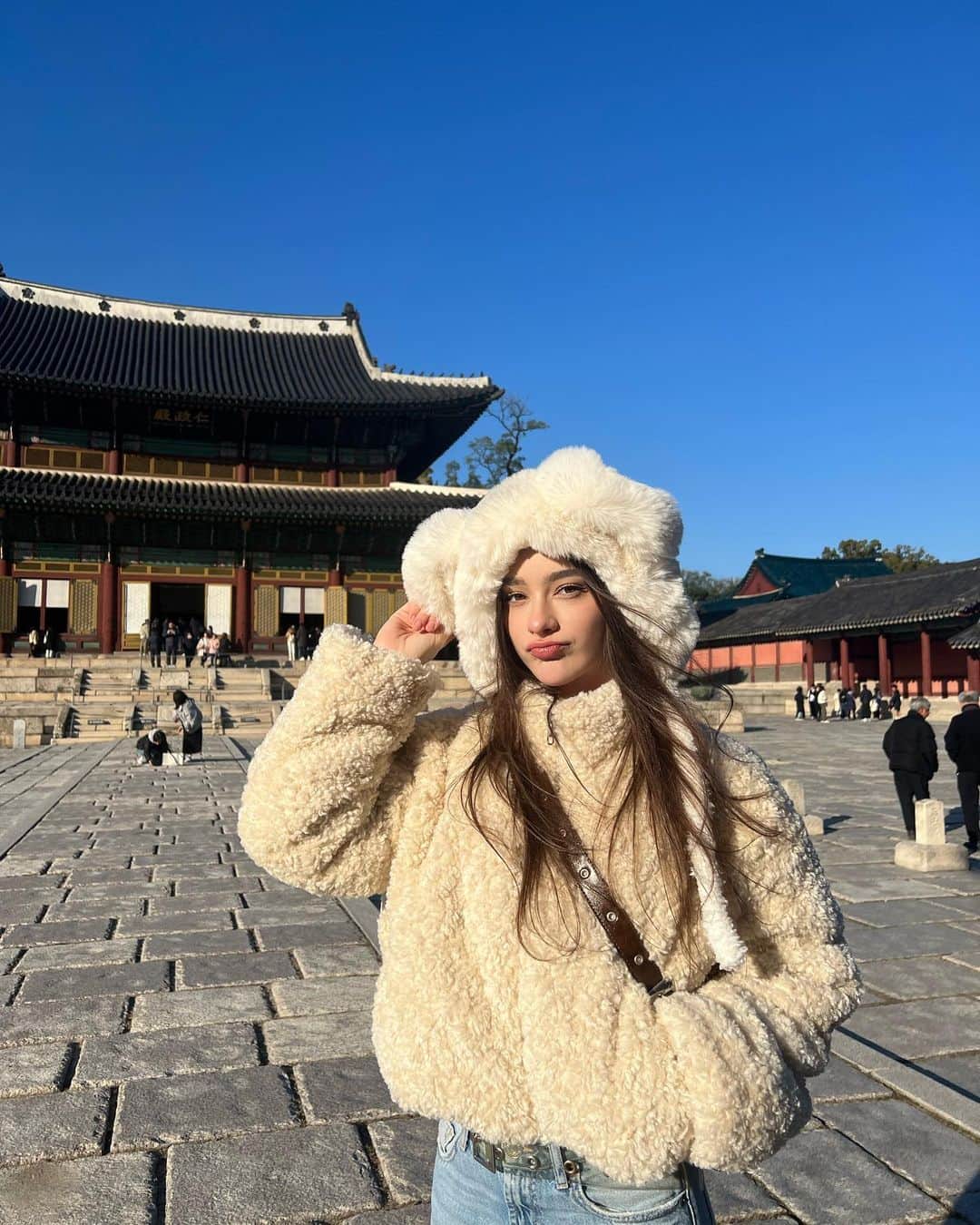 ダシャ・テゥアランのインスタグラム：「If you see a girl in Seoul wearing a big bear hat-that's me lol~ 창덕궁에 다녀왔어요♡ 한국의 전통적인 건물들이 너무 예뻤어요 ㅎㅎ 여러분들 한국에 있는 다른 이쁜 전통적인 장소를 더 아시면 알려주세요⋆˙⟡♡」
