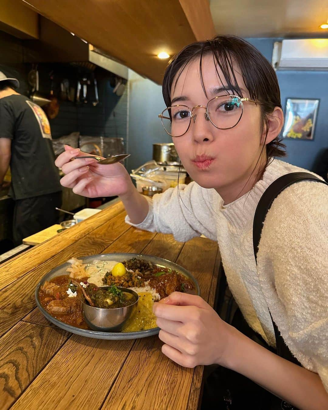 佐藤栞里のインスタグラム：「. 大好きなカレー屋さんへ🍛 いつ行ってもメニューが違う AとBとCのあいがけに ドクター納豆のトッピングは忘れずに🦭 いつもいつもどのカレーも 絶対に美味しいのすごいよなあ☺︎ #ハルダモンカレー」