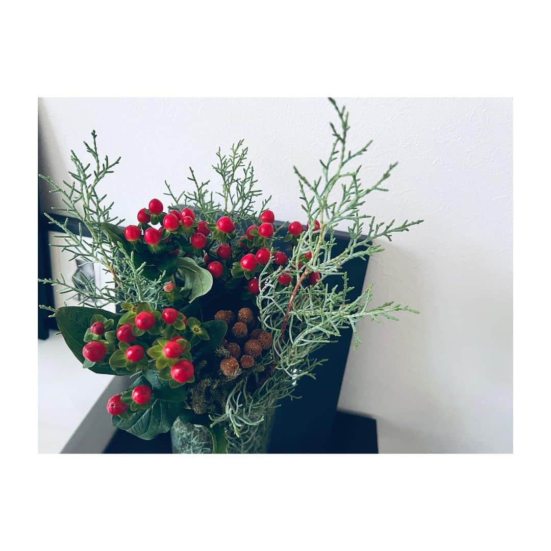 室井由美子さんのインスタグラム写真 - (室井由美子Instagram)「NEWネイルは、こっくりしたバーガンディ&鼈甲デザイン。この時期ならではのカラー。 今週のお花はホリデーシーズンを意識してブルーアイス・バーゼリア・ピペカリウム。ブルーアイスの清潔な香りが好み ・ #nails #nailart #naildesign  #holiday #holidayseason #xmas」11月13日 21時51分 - yumikomuroi