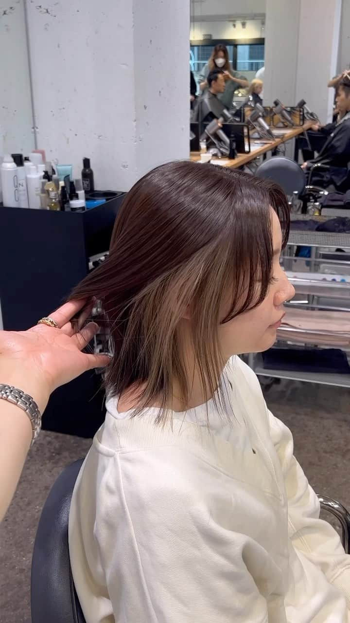 北川 貴憲のインスタグラム：「必ず可愛くできます✨ 顔まわりカット✂︎✂︎✂︎ インナーカラー^ ^  襟足すっきり。女性らしい丸み、ピタッと収まるシャープな アウトラインがより後頭部の丸さを ひきたたす。 もみれ毛が可愛い^ ^ レザー、スライドカットで作る✂︎ 削りショート✂︎  小顔ショート✨ ミニショート✨ 羽バング^ ^ ショートカットは似合せカットが とても大切✨^ ^  必ずあなたに似合うショート 作ります^ ^ コントラストをつけるための骨格に合わせた質感調整が大切^ ^  北川　貴憲　TAKAに お任せ下さい👍 10gp 10ぴんく　6/4  2  1  1ぐらむ　　3ぱー　2ばい  ショートヘア、ボブは似合う長さと バランス柔らかい質感が大事✨ あなたにあった独自のプロセスで かならずなりたいにかえます😊  🌟小顔になれる前髪、顔まわりのカット 🌟収まりの良い綺麗な丸みのあるシルエット 🌟コントラストができるカット 🌟首が綺麗に見える襟足 ご予約は、お早めに😉✨  @takanori.kitagawa  8/1  6/68  7さんど 1  25ぱー　　10ぱー #hair#大人ショート#新宿美容師#ハンサムショート#オレンジメイク#ショートスタイル#ミニーショート＃ボブ#mie#tokyo#新宿#美容室#ALBUM#ショートヘアアレンジ#北川スタイル#ショート#丸みショート#丸みショートボブ#耳かけショート #ベージュ#ショートボブ#似合わせショート#ショートヘア  #ミルクティーカラー#マッシュショート#もみれ毛#くびれショート #くびれショートヘア#くびれショートボブ」