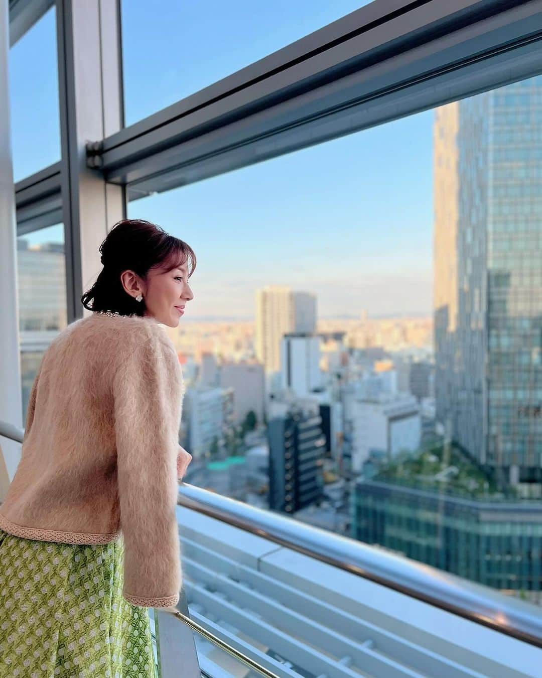 君島十和子さんのインスタグラム写真 - (君島十和子Instagram)「先週 名古屋に参りました🤗  20代の時に 「東邦ガス」様のお仕事で初めて名古屋に伺ってから、何度も訪れた印象深い街。  自分の結納の日も 御園座に出演させて頂いている時でした。 (休演日に日帰りで結納の為に東京へ💦)  訪れる度に頂く 名古屋名物…… 〈味噌煮込みうどん〉 〈ひつまぶし〉 〈手羽先の唐揚げ〉 …名古屋のしっかりした味付け、実は大好き😅 (この日は時間の関係で お食事はせず)  新幹線に乗るまで間 穏やかな空気を いっぱい吸ってから、 マリオットアソシアの ロビー階で、 「ロンネフェルト」の紅茶を初めて頂きました♥️  #名古屋駅  #NHK #トークショー #高島屋 #マリオットアソシアホテル名古屋  #ロンネフェルト」11月13日 21時46分 - ftcbeauty.official