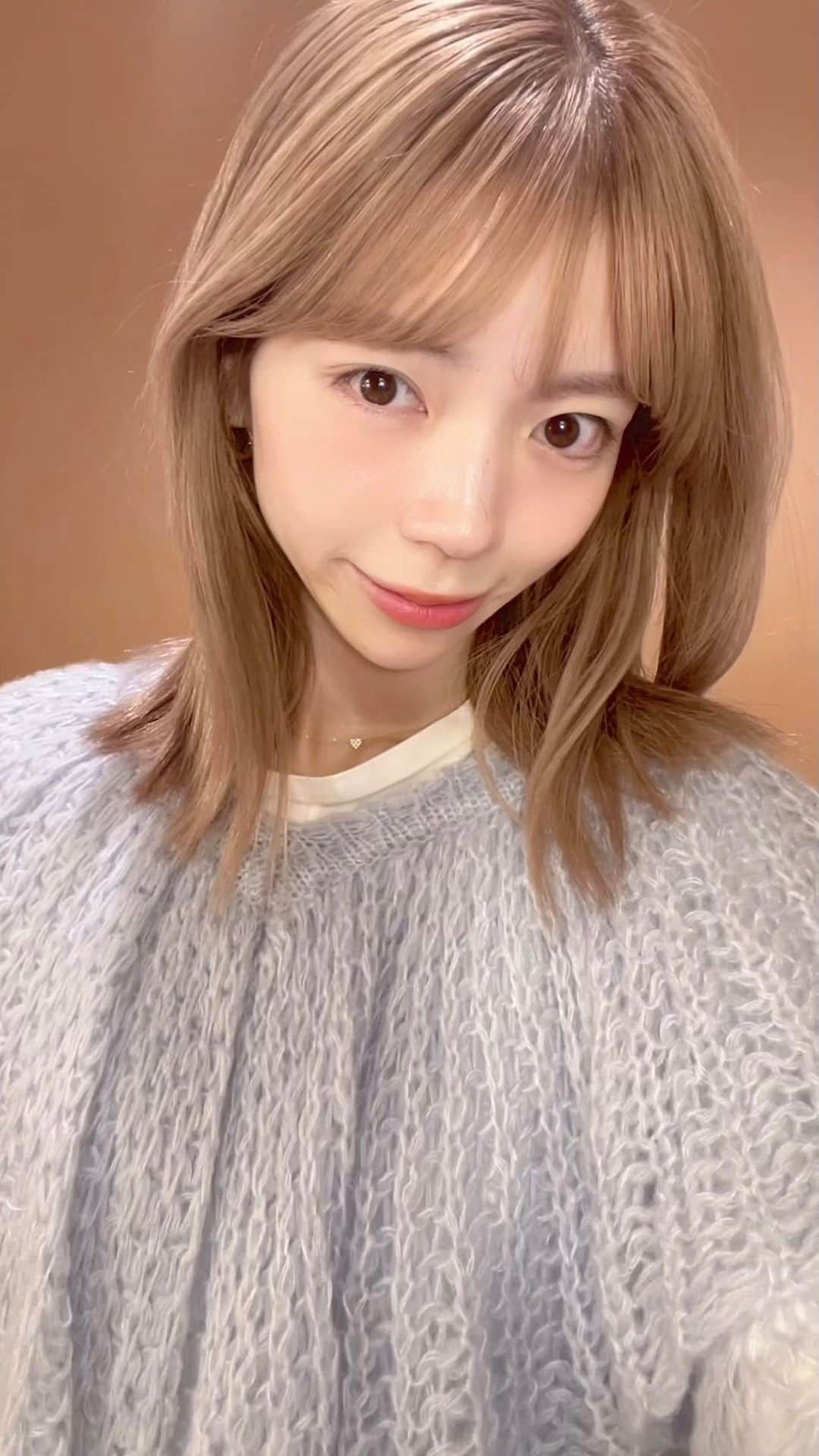 MOMOKOのインスタグラム：「⁡ 最近のヘアスタイル事情は 専門同期たちの合作✌🏻🍑 ⁡ スッペシャリストたち！ いつもありがとう🎀 cut @andokeiya color @makidera_masanori ⁡ やっと髪が伸びてきたから 前髪重めに作ってレイヤー入れてもらって ちょっとトーンダウンしてもらいました🤏🏻 ⁡ イメ写はプデュのおすず、、🔔 (帰っていいよ)(←ユメキボイス) ⁡ ⁡ ニットは @honeymihoney_official 🩵」