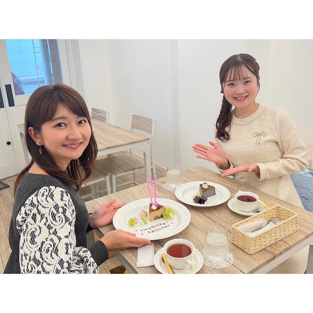 稲葉千秋さんのインスタグラム写真 - (稲葉千秋Instagram)「2回目の…  誕生日サプライズ🥺💗  ケーブルテレビのあかりんと久々にご飯へ🎵 去年してもらったサプライズの お返しをしようと思っていたのに、 お互い都合が合わず、 彼女の誕生日が過ぎてしまい…  やっと約束できたのがたまたま自分の誕生月に。 これは嫌な予感が…と思い、 事前に私のはノーカウントでと言っていたのに… サプライズされてしまいました😭  なんだかとてつもなく 申し訳ない気持ちになりました🙇‍♀️笑 可愛いメッセージ付きのプレートに、 大好きなパンダのポーチまで🥺❣️ ありがとうあかりん☺️✨  彼女にもプレゼントは渡したのですが、 まだ罪悪感が拭えないので 来年のお返しを今から考えようと思います😁  #誕生日サプライズ  #ありがとう #優しさのかたまり  #頑張り屋さん #奥山あかり  #フルールカフェ #青森市カフェ  #和栗のバスクチーズケーキ  #おいしすぎた  #uguisu #uguisu_aomori  #鶏清湯 #期間限定 #これまた美味しい  #稲葉千秋」11月13日 21時46分 - chakey_15