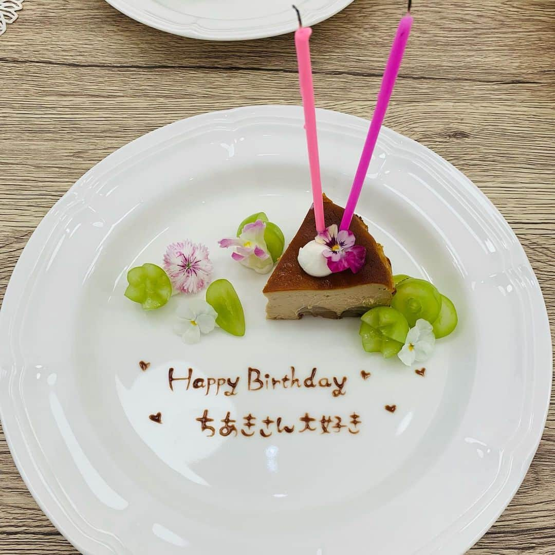 稲葉千秋のインスタグラム：「2回目の…  誕生日サプライズ🥺💗  ケーブルテレビのあかりんと久々にご飯へ🎵 去年してもらったサプライズの お返しをしようと思っていたのに、 お互い都合が合わず、 彼女の誕生日が過ぎてしまい…  やっと約束できたのがたまたま自分の誕生月に。 これは嫌な予感が…と思い、 事前に私のはノーカウントでと言っていたのに… サプライズされてしまいました😭  なんだかとてつもなく 申し訳ない気持ちになりました🙇‍♀️笑 可愛いメッセージ付きのプレートに、 大好きなパンダのポーチまで🥺❣️ ありがとうあかりん☺️✨  彼女にもプレゼントは渡したのですが、 まだ罪悪感が拭えないので 来年のお返しを今から考えようと思います😁  #誕生日サプライズ  #ありがとう #優しさのかたまり  #頑張り屋さん #奥山あかり  #フルールカフェ #青森市カフェ  #和栗のバスクチーズケーキ  #おいしすぎた  #uguisu #uguisu_aomori  #鶏清湯 #期間限定 #これまた美味しい  #稲葉千秋」