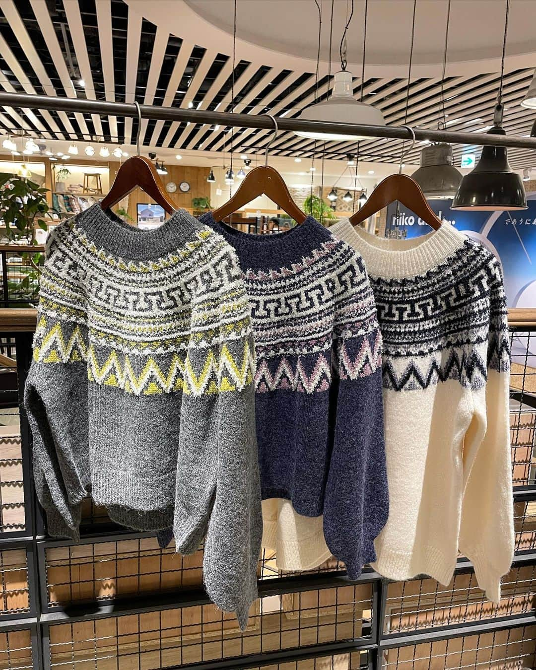 ニコアンドのインスタグラム：「【Women's new arrival 🧶 】  ウィメンズから新作のニットをご紹介いたします！  キラキラとしたラメがポイントの ノルディック柄ニットです✨✨  サイズは、MとBigの2サイズをご用意！ 1枚目の写真は、アイボリーがBigサイズです☺️  サイズ感でイメージが変わるので、 ぜひ店頭でチェックしてみてくださいね🥰💫  🔸モールラメノルディックニットプルオーバー ¥6,600(税込) アイボリー / チャコール / ネイビー Mサイズ / Bigサイズ  . . 何かご不明点ある方はDMにてお気軽にご質問下さいませ。   TOP @nikoandtokyo  _____________________ 📍 @nikoandtokyo    OPEN 11:00   CLOSE 21:00 _____________________  #nikoand #nikoandtokyo #新作 #コーディネート #ootd #今日のコーデ #newarrival #ニコアンド #ニコアンドトーキョー #トレンド #新作コーデ #新作アイテム #トレンドアイテム #おすすめコーデ #カジュアル #トレンドコーデ #tokyo #原宿 #明治神宮前 #ニット #ニットコーデ #ノルディックセーター #ノルディック柄 #ノルディックニット #冬コーデ #冬服コーデ #ドットエスティ購入可能アイテム #ラメニット #ニットトップス #ドットエスティ」