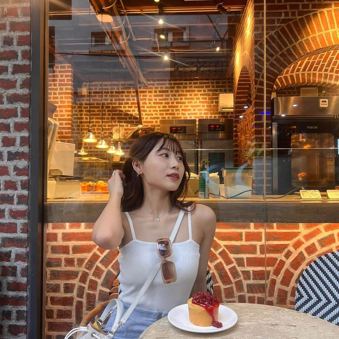 青海ひな乃のインスタグラム：「I want to go everywhere.🫠💓 What do you recommend? . . . #QUADLIPS #quadlips #hina #thailand #タイ #バンコク #バンコクカフェ」