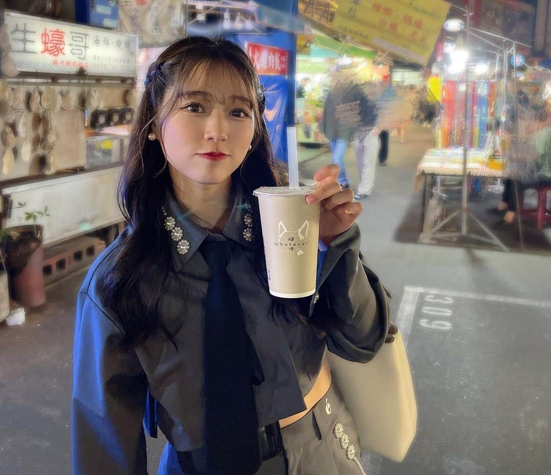 谷本安美さんのインスタグラム写真 - (谷本安美Instagram)「* 台湾では有名な夜市に行ったー！ 屋台たくさんでテンション上がりました😚✨ ⁡ ⁡ ⁡ ⁡ #海外 #海外旅行 #台湾 #台北 #taiwan #taipei #台湾旅行 #夜市 #饒河夜市 #屋台 #タピオカ #fashionstyle #服 #洋服 #fashionpost  #セットアップ #エピヌ #epine #ootd #photo #photoshot #idol #ハロプロ#つばきファクトリー #谷本安美」11月13日 21時47分 - ami_tanimoto.official