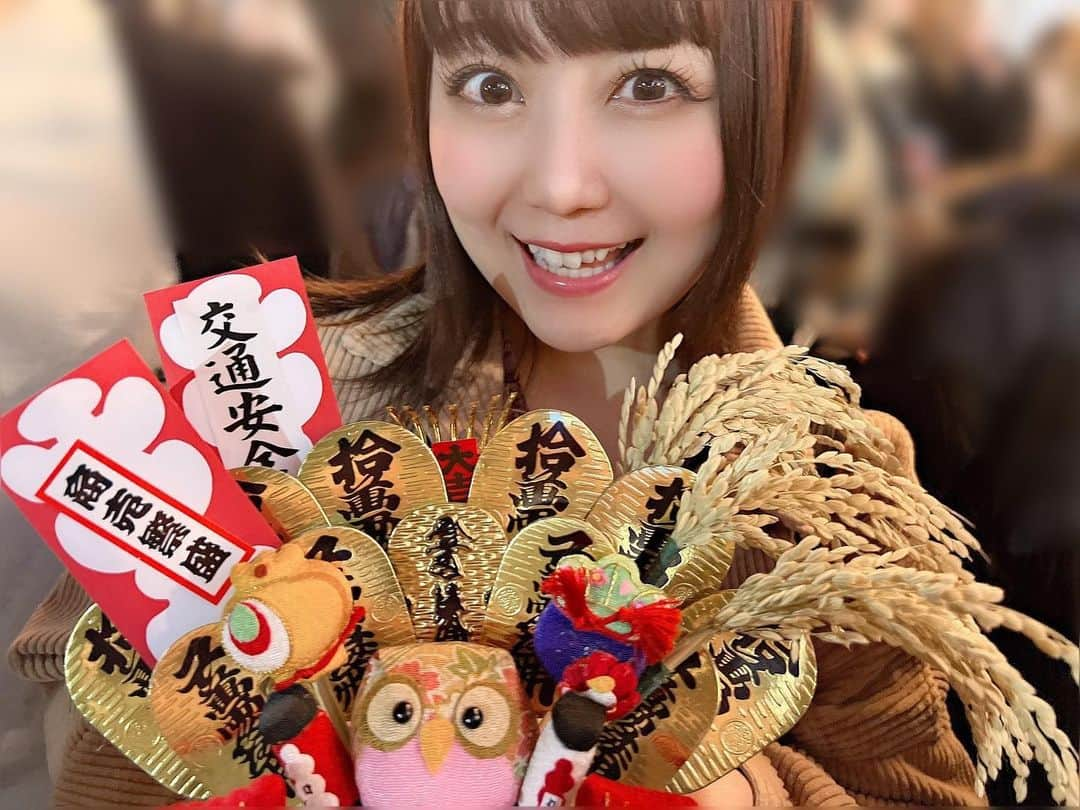 嶋梨夏さんのインスタグラム写真 - (嶋梨夏Instagram)「去年は飛躍したい！ってうさぎさんモチーフのものを選んだのですが、今年は健康に着実に進める1年にしたくて、不苦労を願ってふくろうを選びました🦉ふくろうさん、よろしくお願いします🦉✨✨ . . . . . #被写体 #お仕事依頼受付中 #酉の市 #酉の市2023 #花園神社 #ふくろう #むちむち #ぷに子 #アラサー女子 #平成元年生まれ #150cm #ファインダー越しの私の世界 #ポートレート #ポートレート撮影 #女優 #actress #photooftheday #JAPAN #japanesegirl #instagood #followme #ricashima #嶋梨夏」11月13日 21時52分 - shimarica_jp