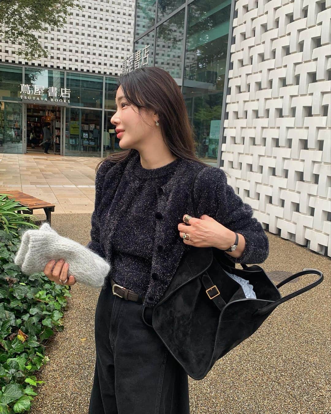 nanaさんのインスタグラム写真 - (nanaInstagram)「드디오 내게로온 풔얼~ 카디건과베스트!! (모두에게 오픈 되었쯥니다)실버는 케릭터 티셔츠에 입고푸고 베스트는 또 따로 화이트 셔츠에 입어야 하는데 하는데… 격한 독감덕에 아무것도 못하고 있습니다. 엉엉. 아쉬운 마음만큼 내일 아주아주 자세히 핏 보여드릴께요🖤  마니 따뜻 뜻뜻하옴니다」11月13日 21時48分 - luv__ribbon